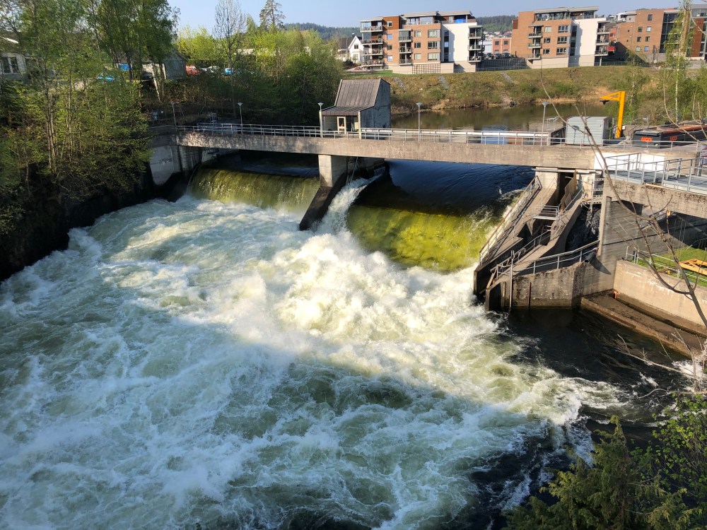 Klosterfoss kraftverk. I Skien sentrum, men eies av Viken fylkeskommune
